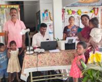 ఆధార్ కార్డు లేని చిన్నారులకు ఆధార్ కార్డ్స్ తీయించుచున్న మెట్టు గోవిందరెడ్డి