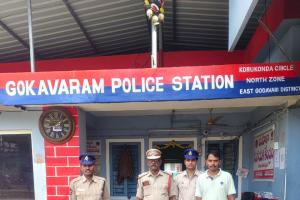 నాటు కోళ్లు దొంగలను పట్టుకున్న గోకవరం పోలీసులు...