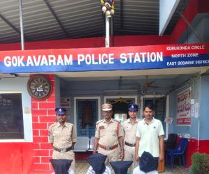 నాటు కోళ్లు దొంగలను పట్టుకున్న గోకవరం పోలీసులు...