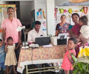 ఆధార్ కార్డు లేని చిన్నారులకు ఆధార్ కార్డ్స్ తీయించుచున్న మెట్టు గోవిందరెడ్డి